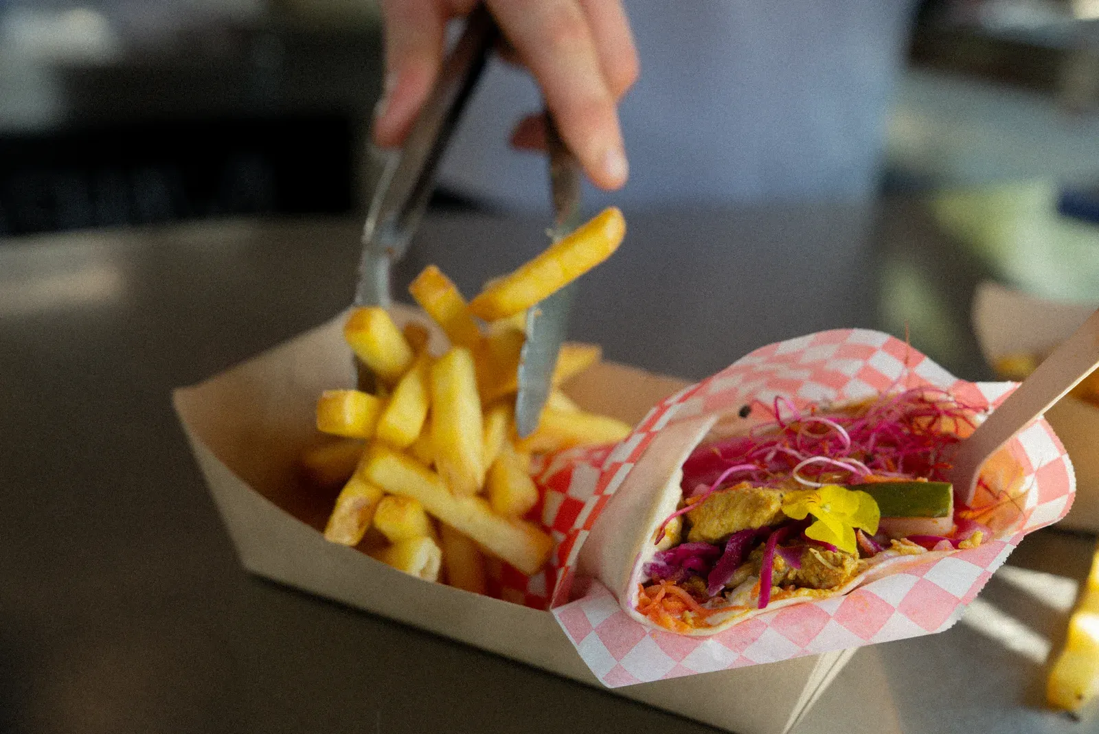 Shawarma poulet ouvert avec frites maison sur papier damier rouge Mashawa