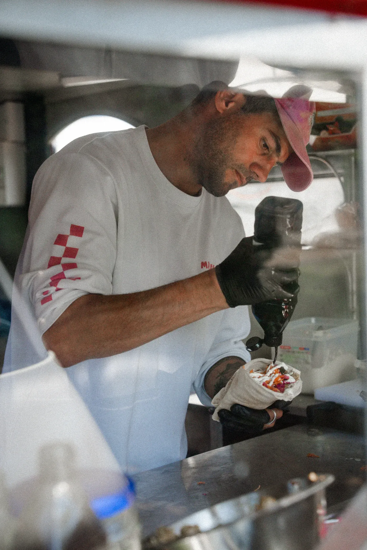 Pierre, fondateur de Mashawa, en train d'assembler un shawarma