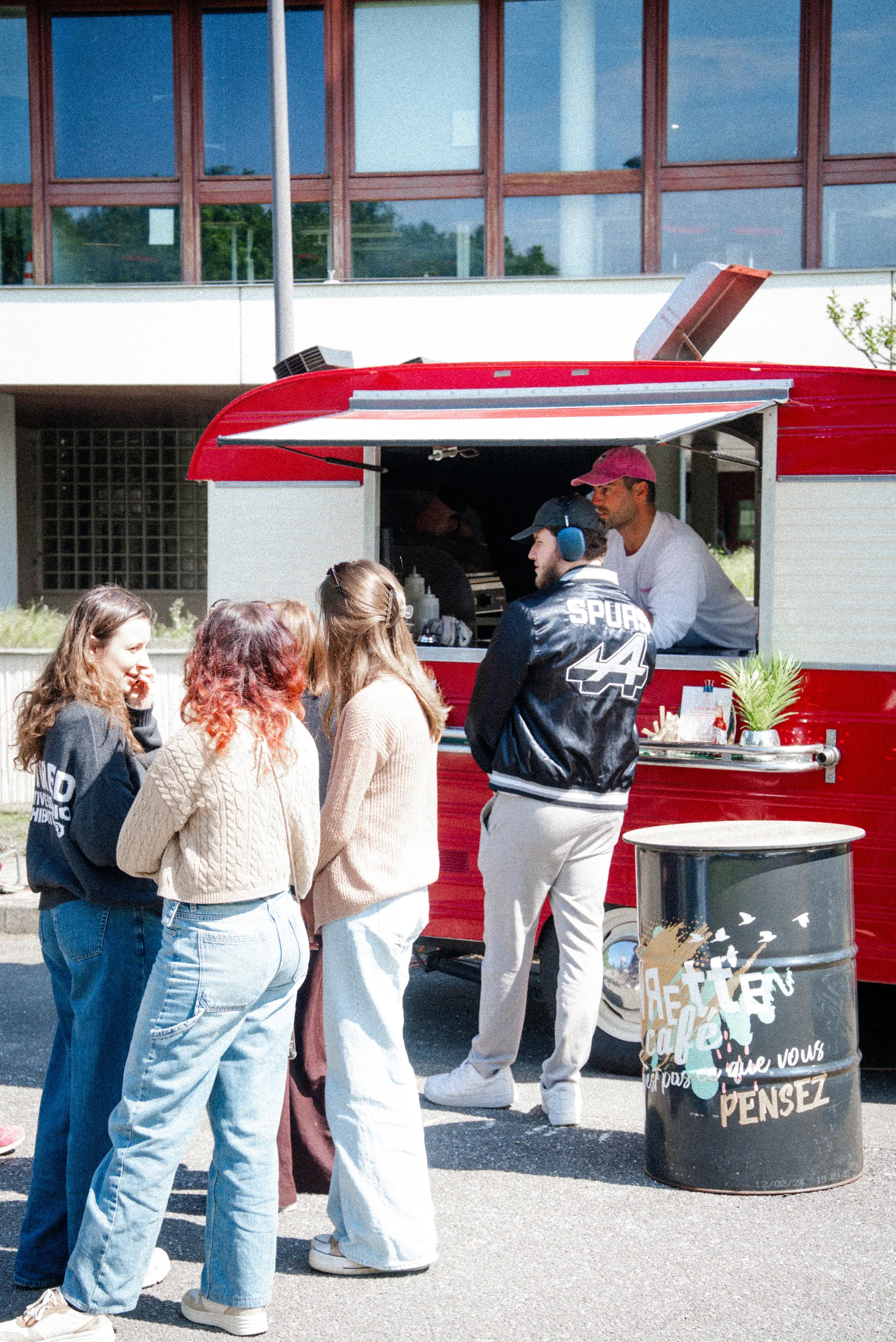 Le foodtruck Mashawa en service, journée ensoleillée